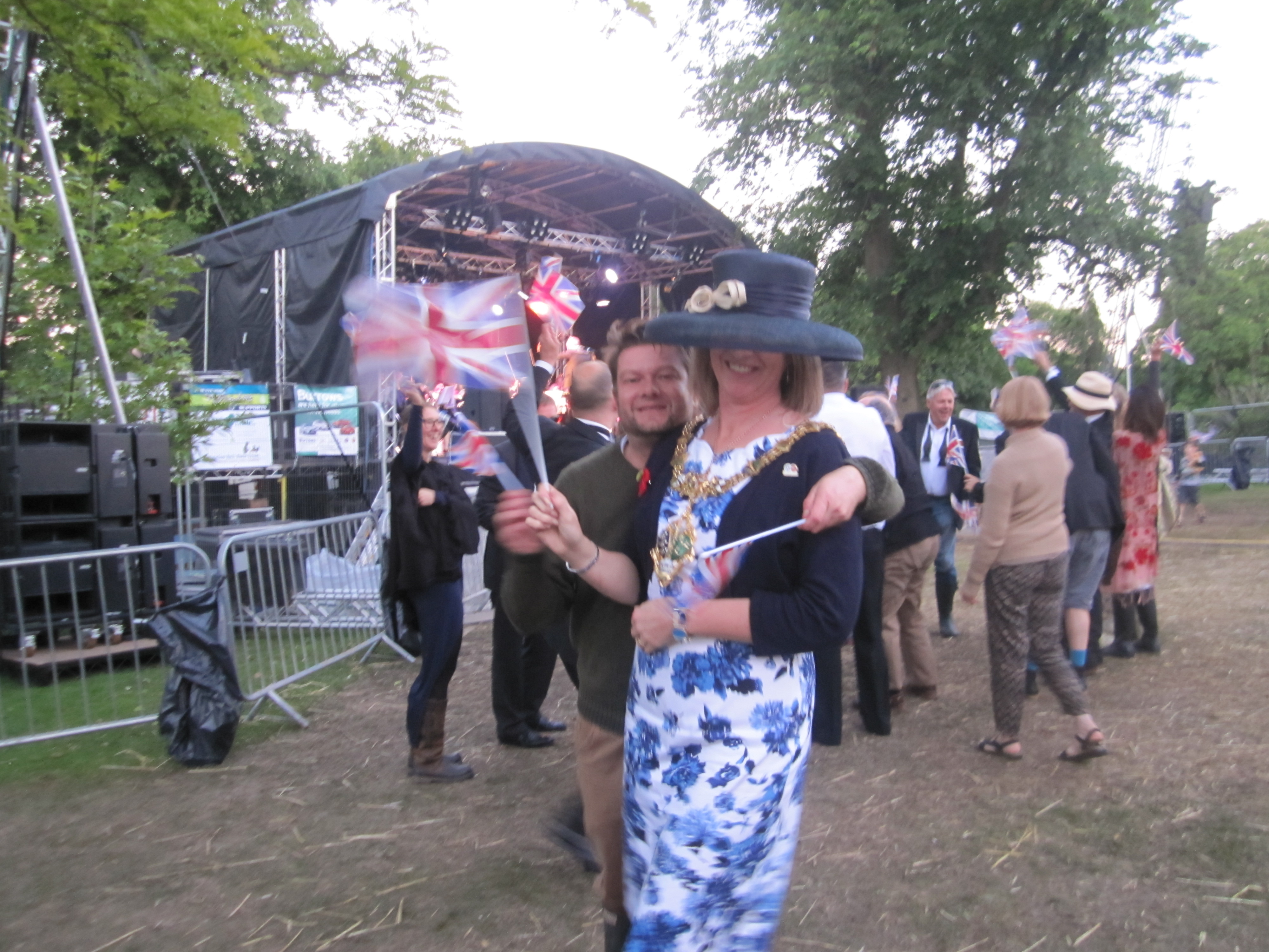 Sean Hughes and the Mayor having a knees up 